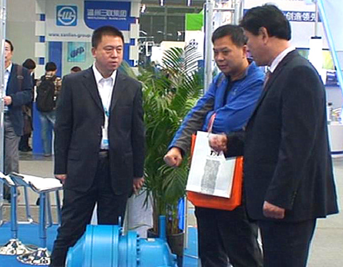 張軍總經(jīng)理親自接待顧客